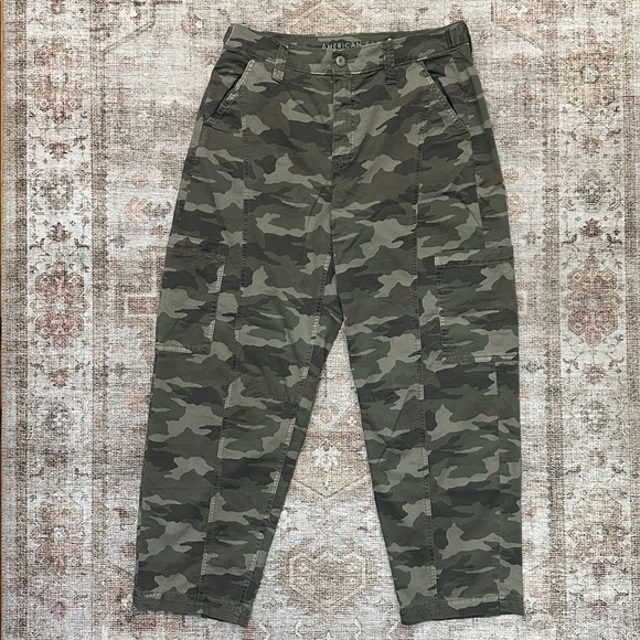 Woman’s AEO Army Camo Barrel Leg Cargo Pants - Picture 2 of 9